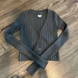 aerie charcoal grey crop button up ☕️